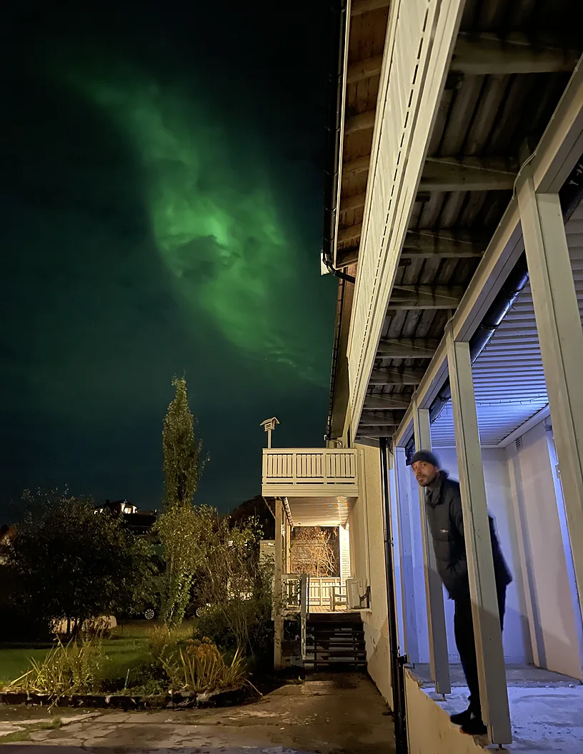 Aurora boreal desde la puerta de casa en Noruega