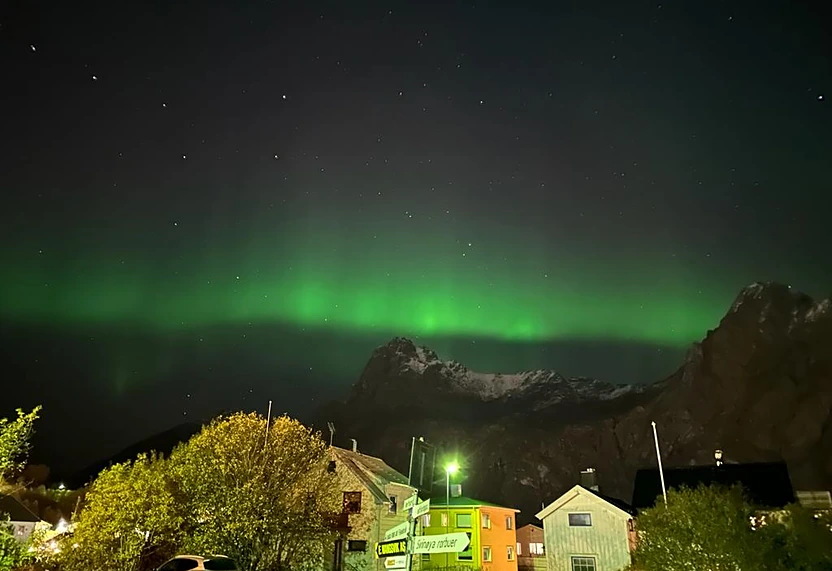 Aurora boreal verde sobre las montañas de Lofoten