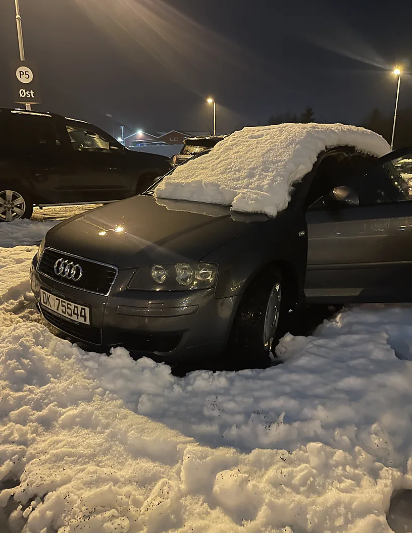 Coche enterrado en nieve en Lofoten