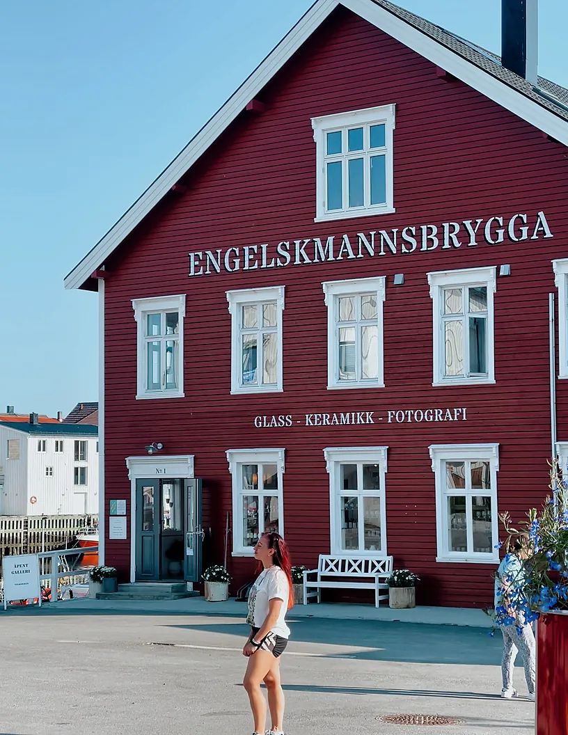 La plaza de Henningsvær con la casa roja Engelskmannsbrygga