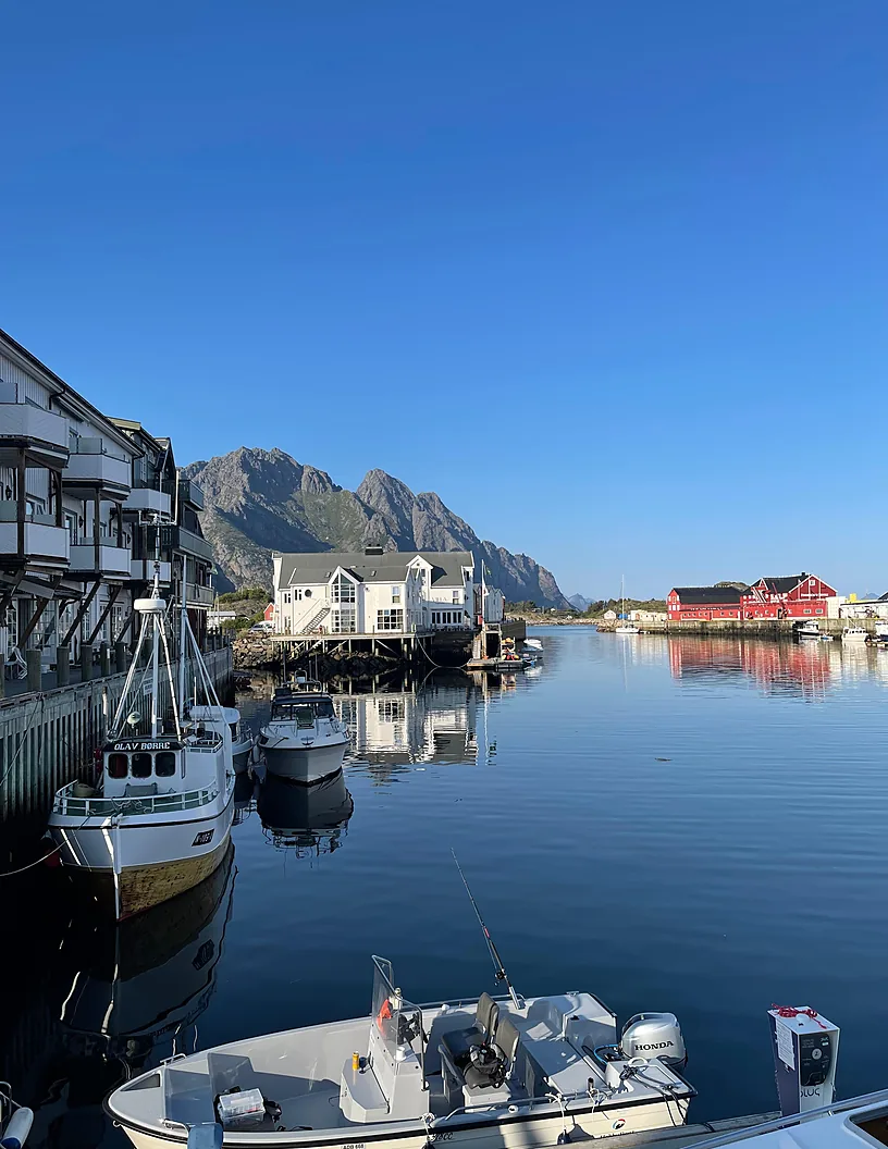 El puerto de Henningsvær con los barcos de pesca