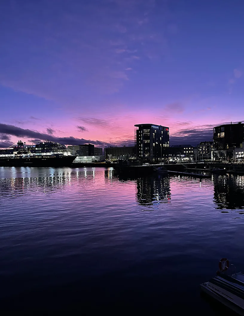 El puerto de Svolvær al atardecer con el cielo rosa