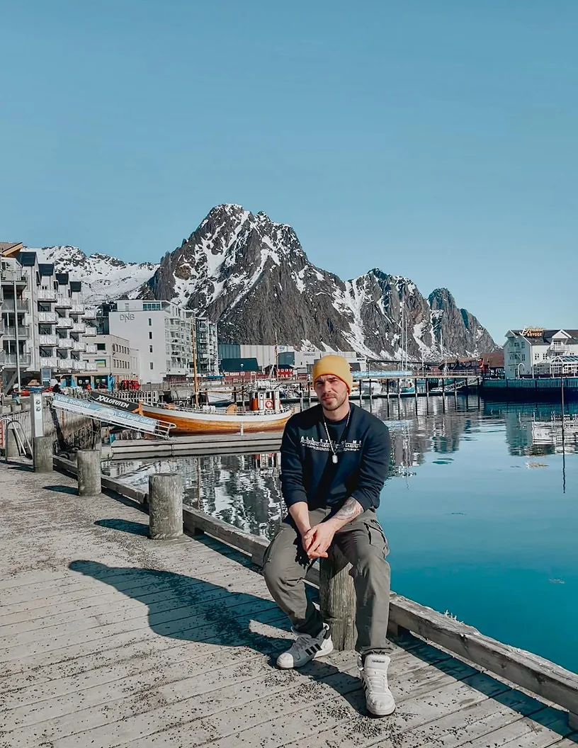 El puerto de Svolvær con los barcos en invierno