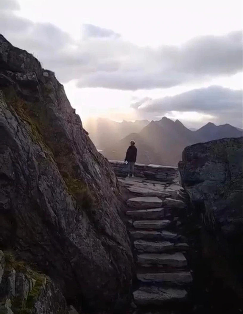 La subida a la Svolvaergeita por las escaleras de piedra