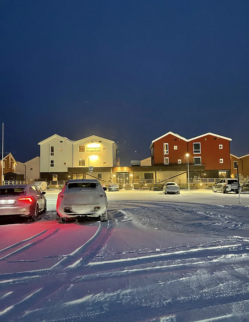 Aparcamiento nevado de noche en Henningsvær