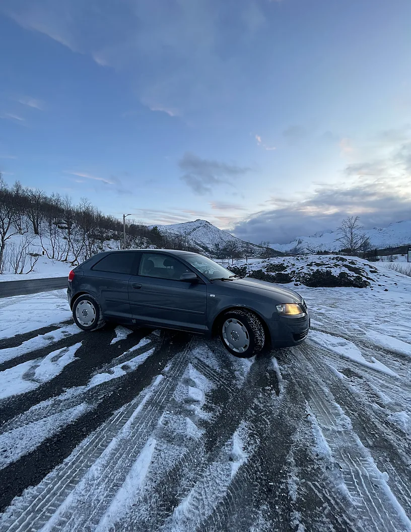 Nuestro coche en una carretera nevada de Lofoten