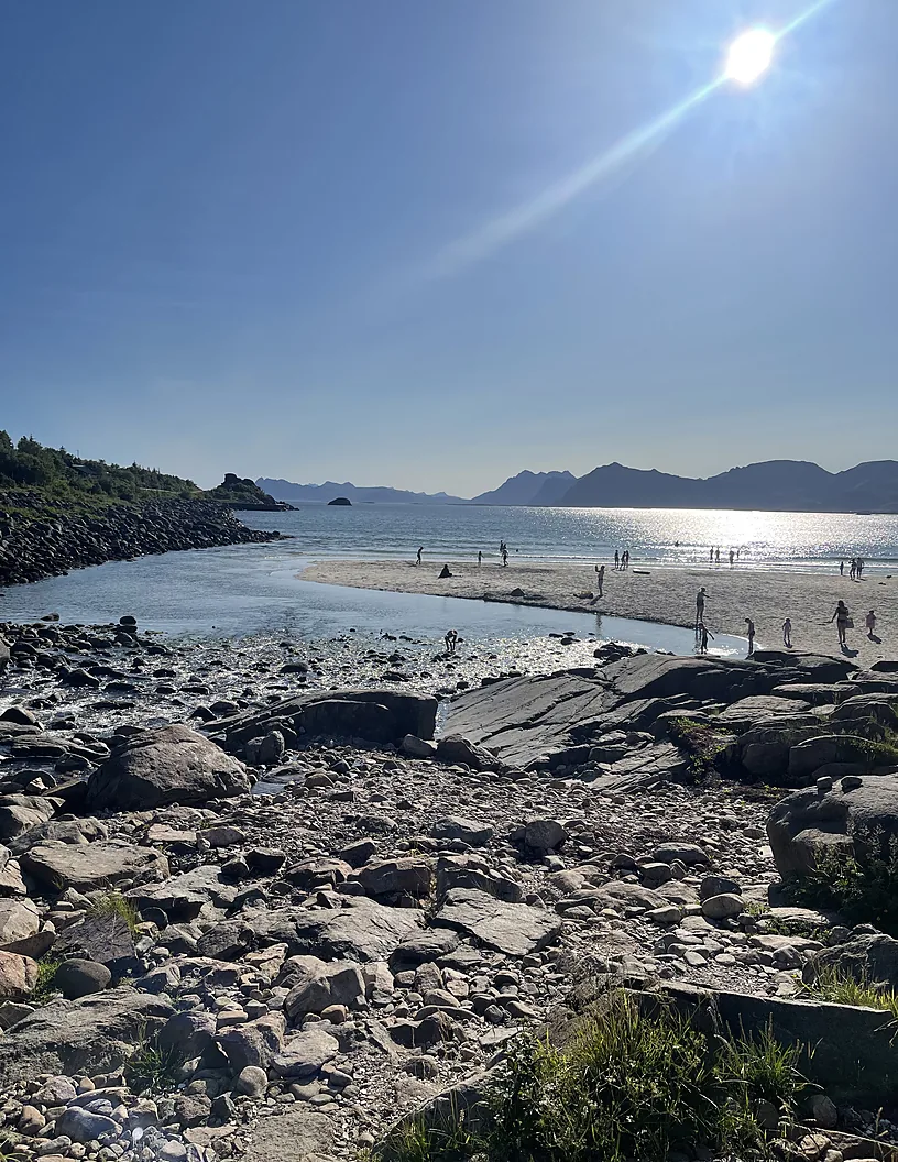 La playa de Henningsvær en verano